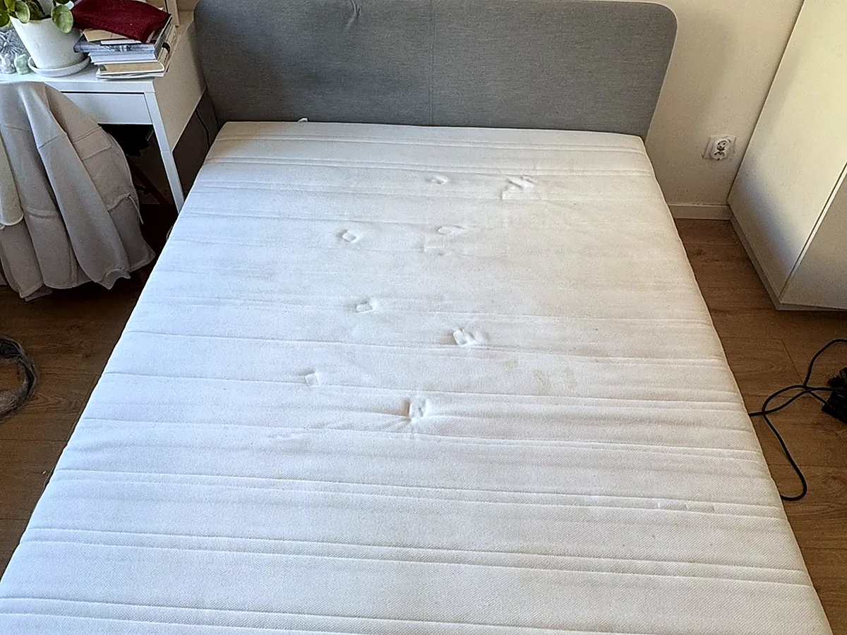 Ten sam materac po praniu ekstrakcyjnym — jasna tkanina bez plam