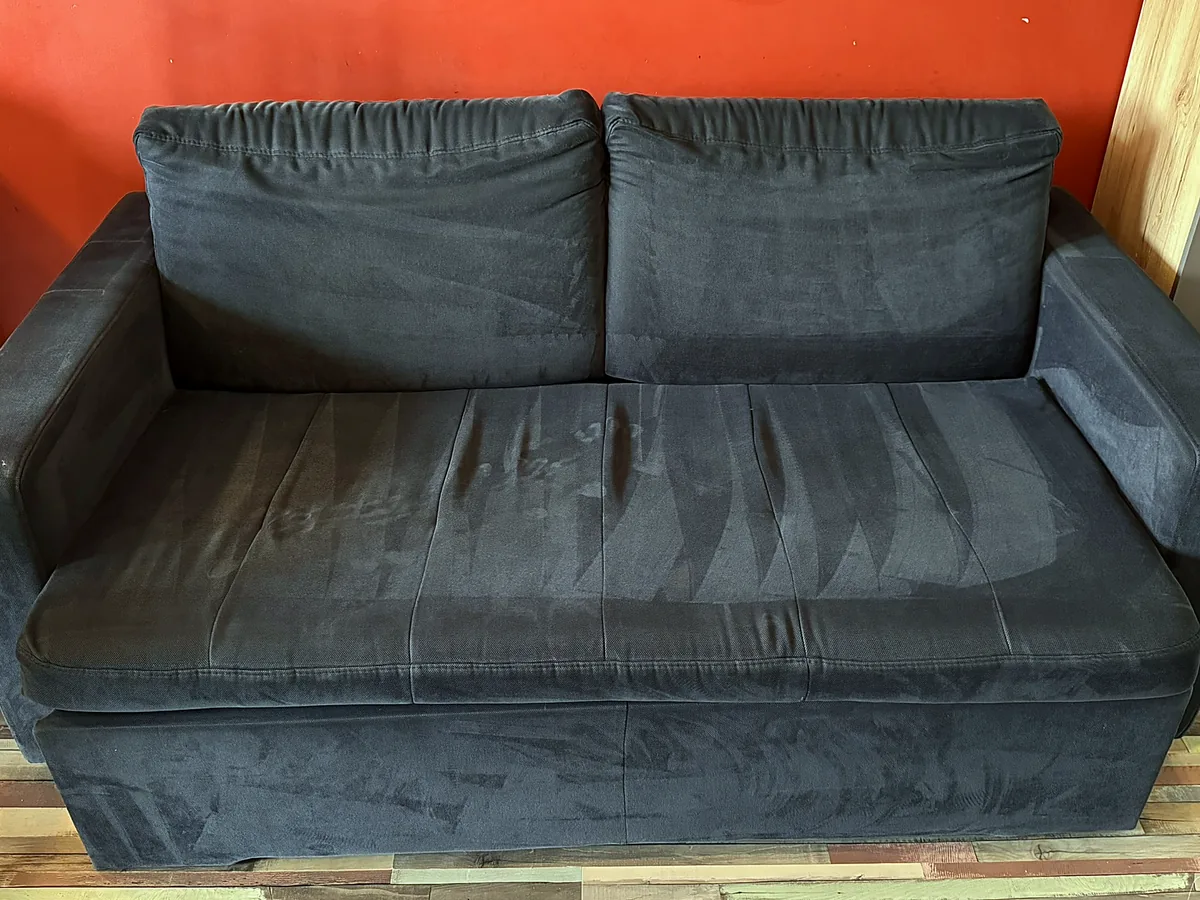 Ta sama sofa po praniu ekstrakcyjnym — nasycony kolor i równo ułożony włos tkaniny
