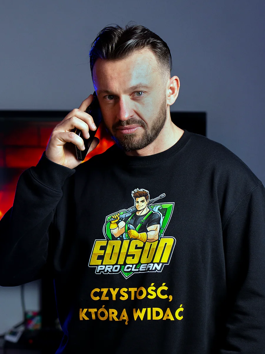 Właściciel Edison Pro Clean w firmowej bluzie, podczas rozmowy telefonicznej z klientem